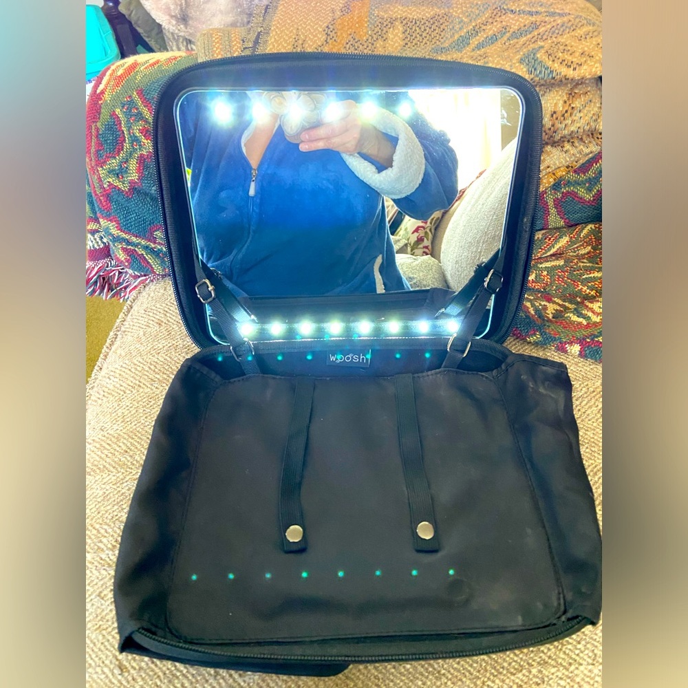 Woosh mms Beauty travel Mirror black. Selling make up? You need this!